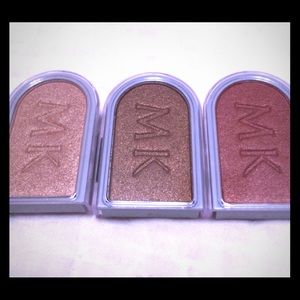 Bronzing eyeshadows